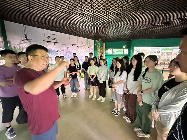 色花堂极品尤物
党委书记凌晓明在黄连山宣教中心开展思政教育。重庆大学供图